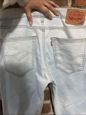 Levi's Men's Light Wash White Relaxed Jeans with Signature Back Pockets